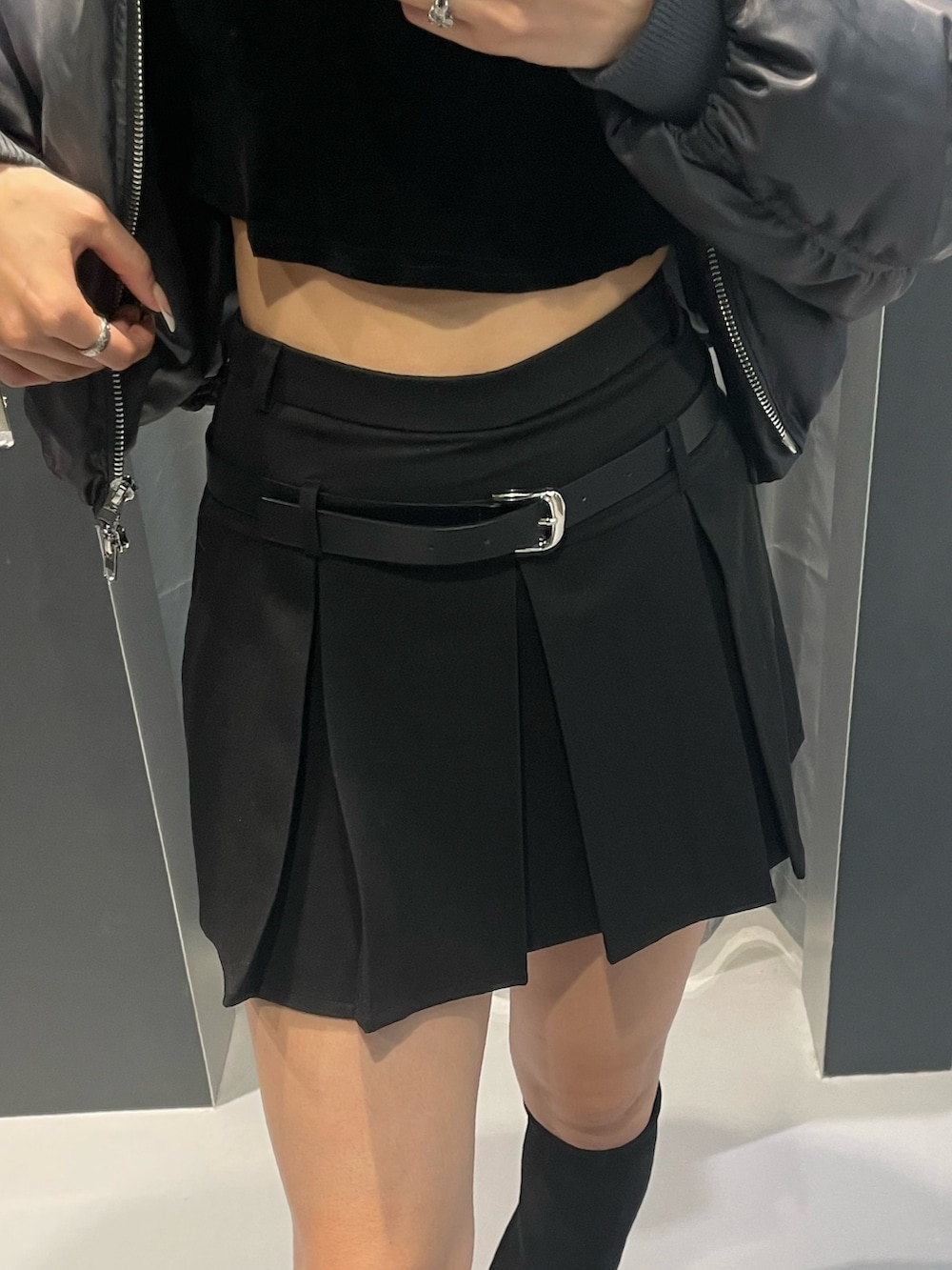 ブラック系のTシャツ/カットソー、グレー系のブルゾン、ブラック系のスカートを着用したレディースの冬コーディネートの6枚目の写真