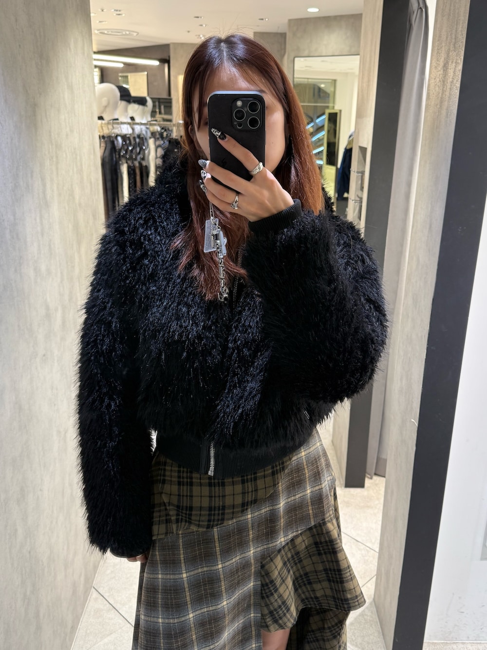 ブラック系のブルゾン、グリーン系のスカート、ブラック系のブーツを着用したレディースの秋コーディネートの4枚目の写真