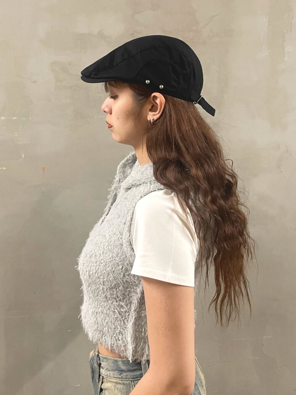 「EMODA、春コーデ、春夏コーデ、デニム、デニムコーデ、高身長女子、高身長コーデ、骨格ストレート、ハンチング、Tシャツ、ノースリーブ、シャギーニット、ワイドパンツ、ワイドデニム、スニーカーサンダル」｜「EMODAのヴィンテージシェードルーズジーンズ（デニムパンツ、ブルー系）」を使った、菅谷レイナさん（骨格ストレート・レディース・168cm）の春コーディネートの5枚目の写真
