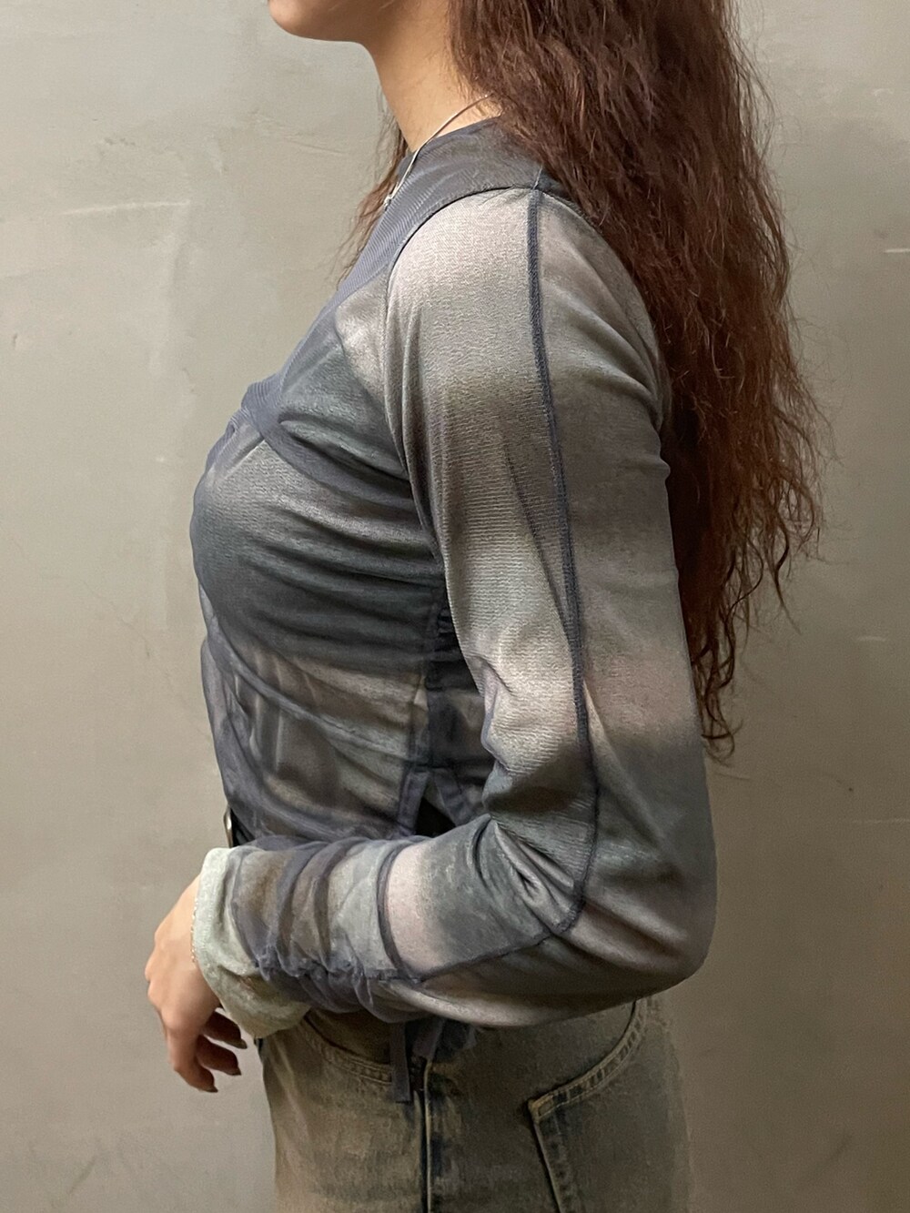 グレー系のTシャツ/カットソー、ブルー系のデニムパンツ、ブラック系のブーツを着用したレディースの春コーディネートの5枚目の写真