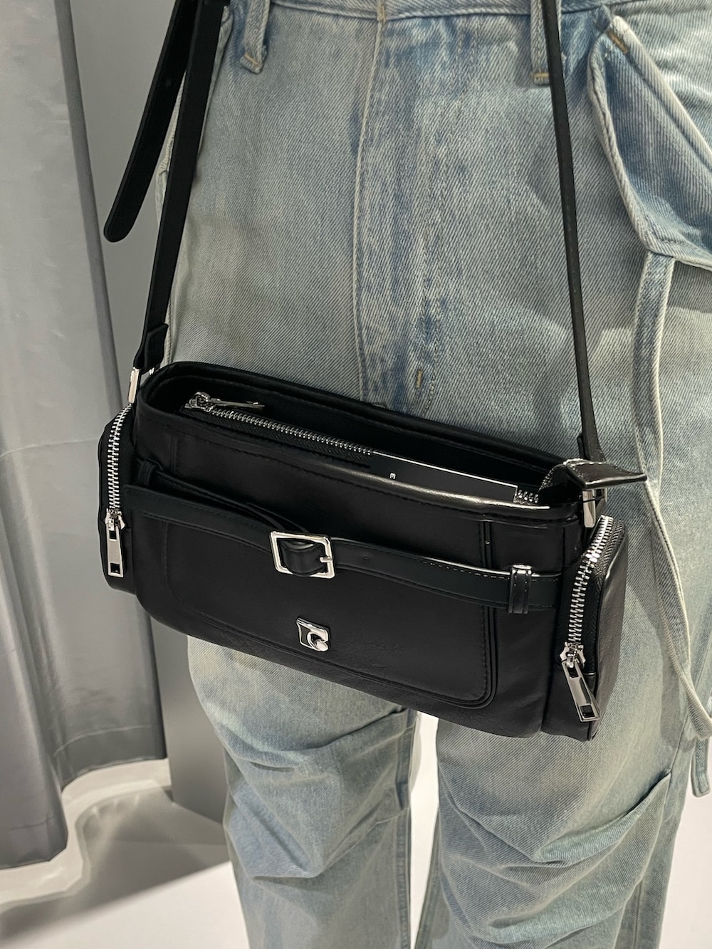 ブラック系のTシャツ/カットソー、ブルー系のデニムパンツ、ブラック系のショルダーバッグを着用したレディースの夏コーディネートの9枚目の写真