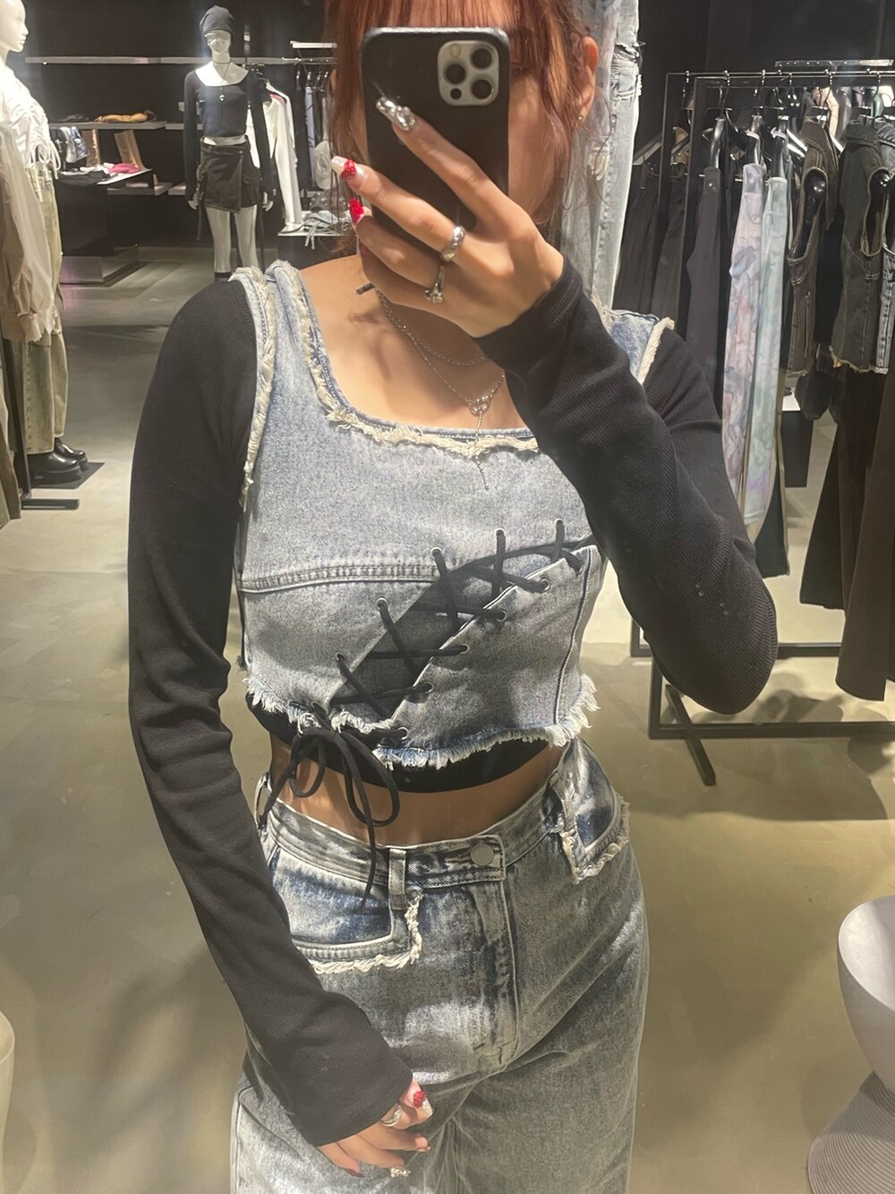 ブラック系のTシャツ/カットソー、ブルー系のデニムパンツ、ブラック系のブーツを着用したレディースの春コーディネートの4枚目の写真