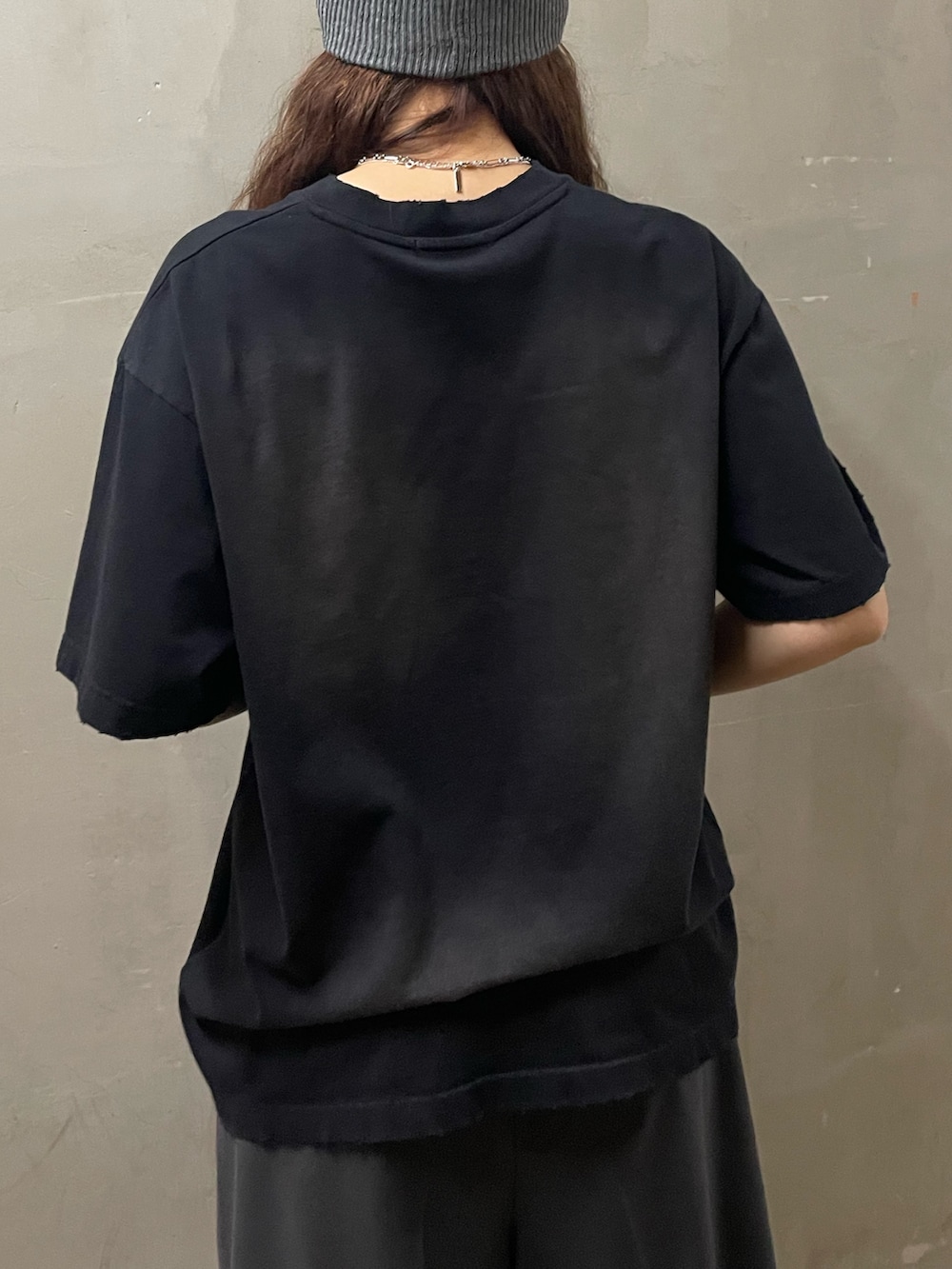「EMODA、モノトーン、モノトーンコーデ、高身長女子、高身長コーデ、春夏コーデ、夏コーデ、カジュアルコーデ、ビーニー、Tシャツ、ハーフパンツ、厚底スニーカー、厚底シューズ、お出かけコーデ、パンツコーデ」｜「EMODAのスペイシーEプレートビーニー（ニットキャップ/ビーニー、グレー系）」を使った、菅谷レイナさん（骨格ストレート・レディース・168cm）の春コーディネートの6枚目の写真