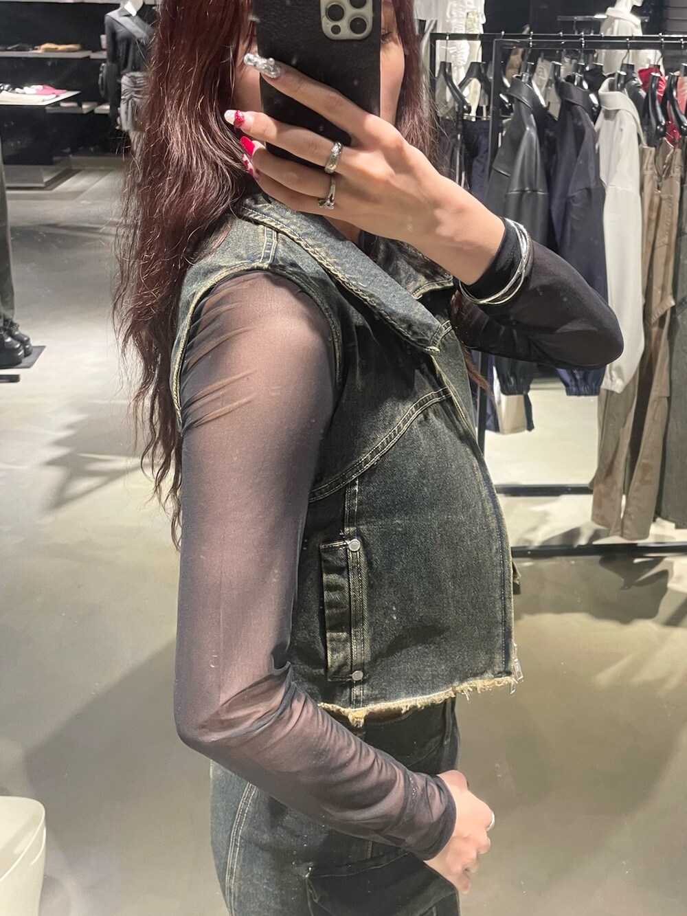 ブラック系のTシャツ/カットソー、ブラック系のTシャツ/カットソー、ブルー系のベストを着用したレディースの春コーディネートの5枚目の写真