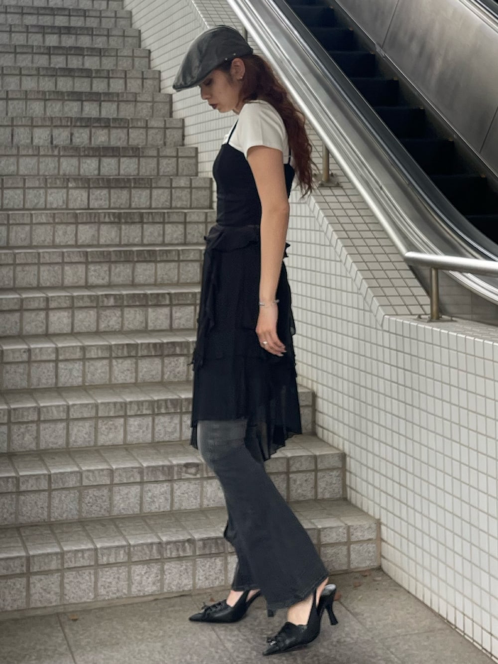 「EMODA、モノトーン、モノトーンコーデ、高身長女子、高身長コーデ、骨格ストレート、モード、モードカジュアル、レイヤードスタイル、Tシャツ、キャミソール、スカート、デニム、デニムコーデ、グラデーション」｜「EMODAのスタッズベルトハンチングキャップ（ハンチング/ベレー帽、グレー系）」を使った、菅谷レイナさん（骨格ストレート・レディース・168cm）の春コーディネートの2枚目の写真