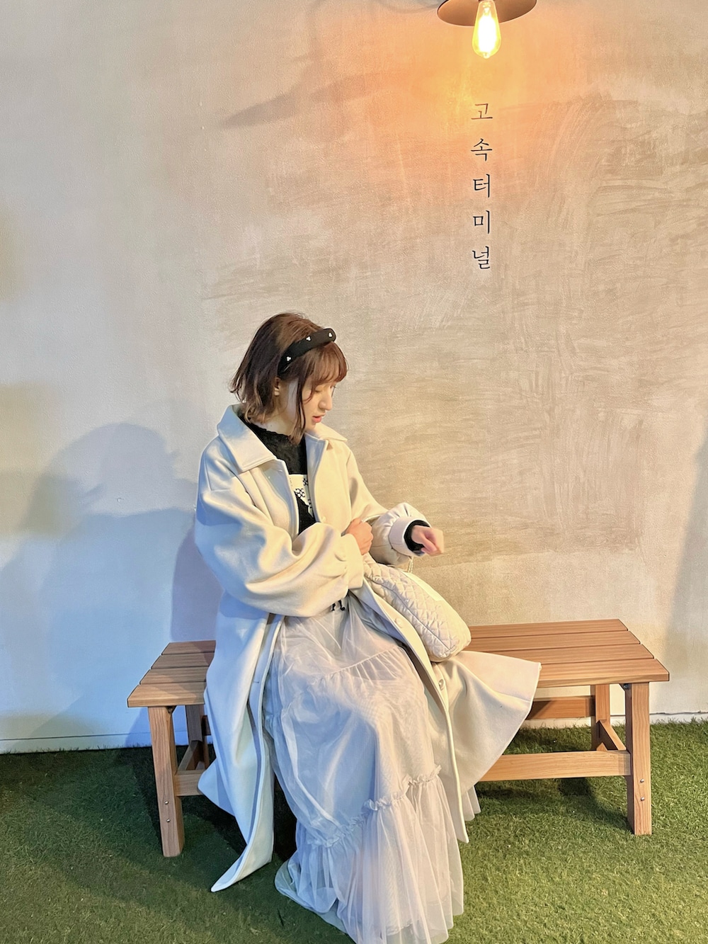 「冬コーデ、コート、大人コーデ、ホワイトコーデ、シンプルスタイル、冬、韓国ファッション、きれいめコーディネート、スカート、旅行コーデ、おでかけコーデ、ドクターマーチン、カチューシャ、モノトーン、モノトーンコーデ」｜「GRLのアイテム（トートバッグ、ホワイト系）」を使った、Reikaさん（レディース・156cm）の冬コーディネートの2枚目の写真