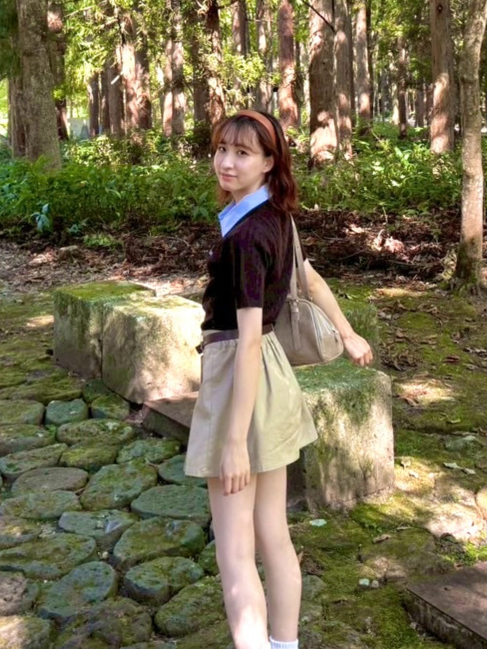 ブラウン系のニット/セーター、ベージュ系のスカート、ブラウン系のローファーを着用したレディースの秋コーディネートの2枚目の写真