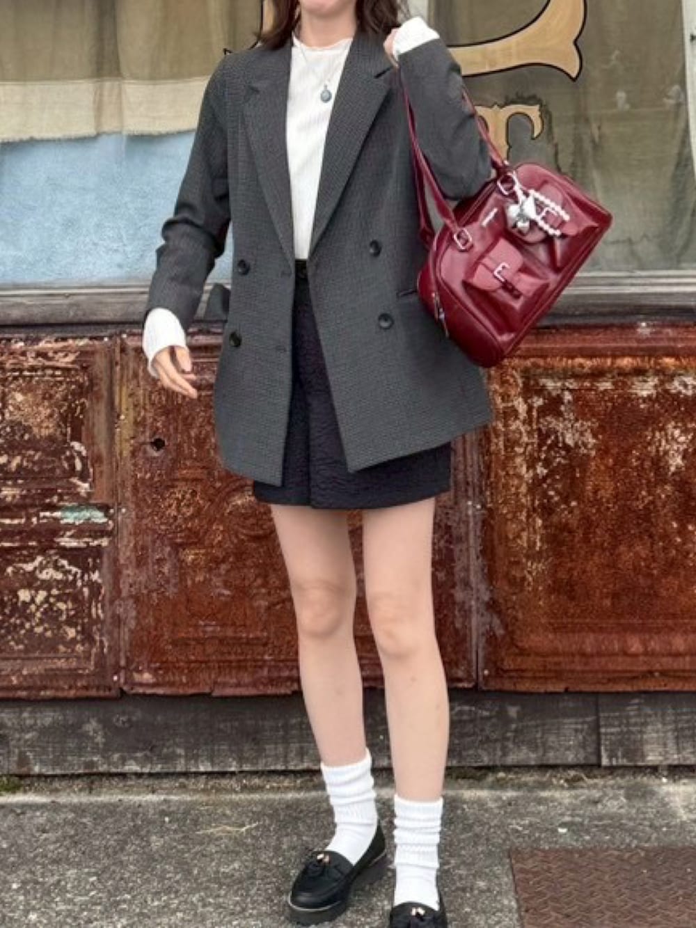 グレー系のジャケット/アウター、ブラック系のローファー、ブラック系のパンツを着用したレディースの秋コーディネートの2枚目の写真