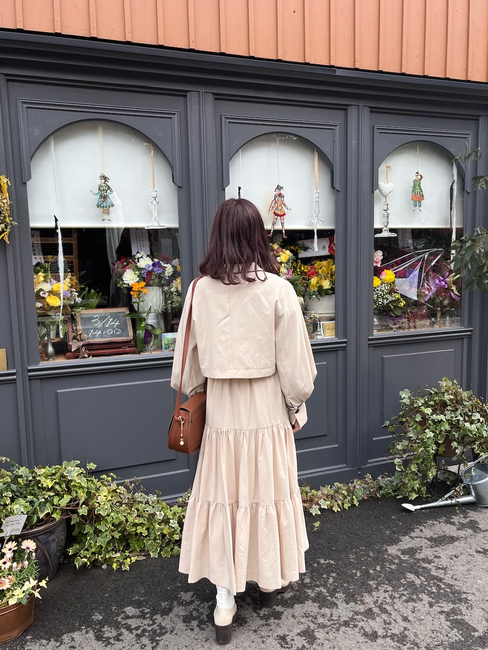 ベージュ系のワンピース、ベージュ系のブーツを着用したレディースの春コーディネートの2枚目の写真