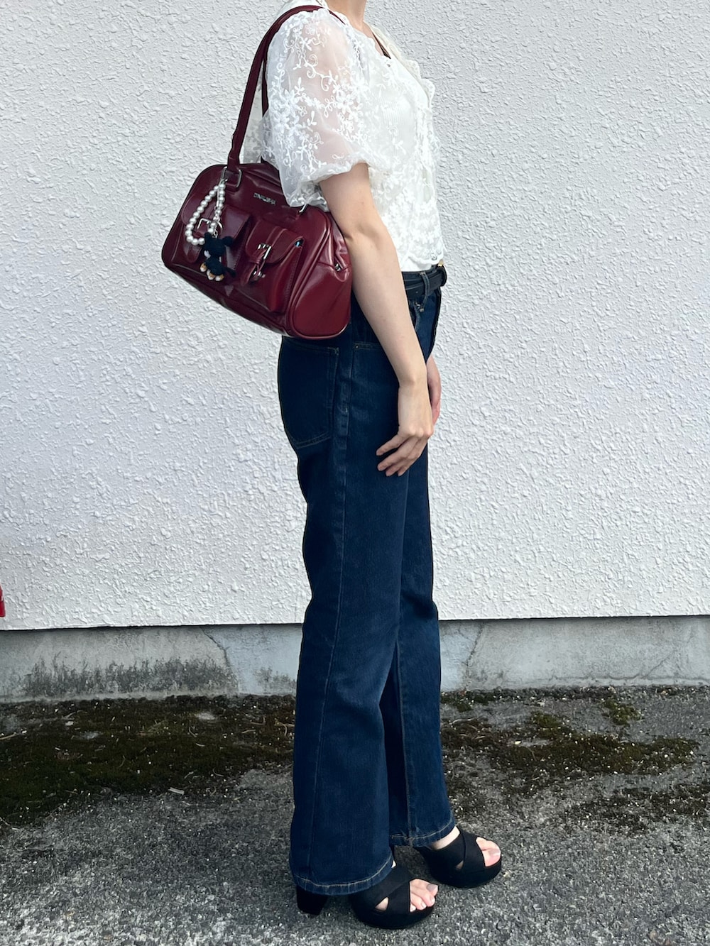 ブルー系のデニムパンツ、ホワイト系のシャツ/ブラウス、ブラック系のサンダルを着用したレディースの夏コーディネートの2枚目の写真
