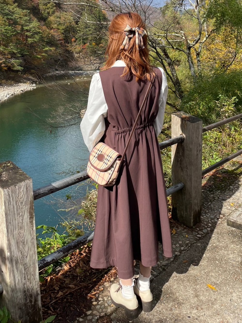 ブラウン系のワンピース、ホワイト系のパンプスを着用したレディースの秋コーディネートの2枚目の写真