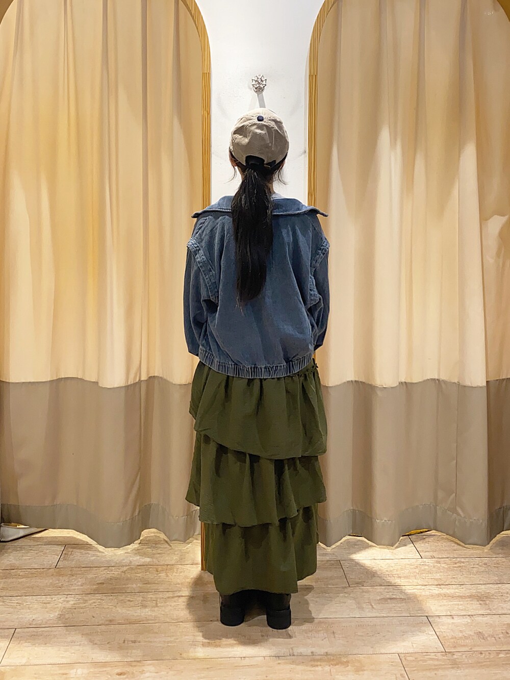 グレー系のTシャツ/カットソー、ブルー系のブルゾン、グリーン系のスカートを着用したレディースの秋コーディネートの3枚目の写真