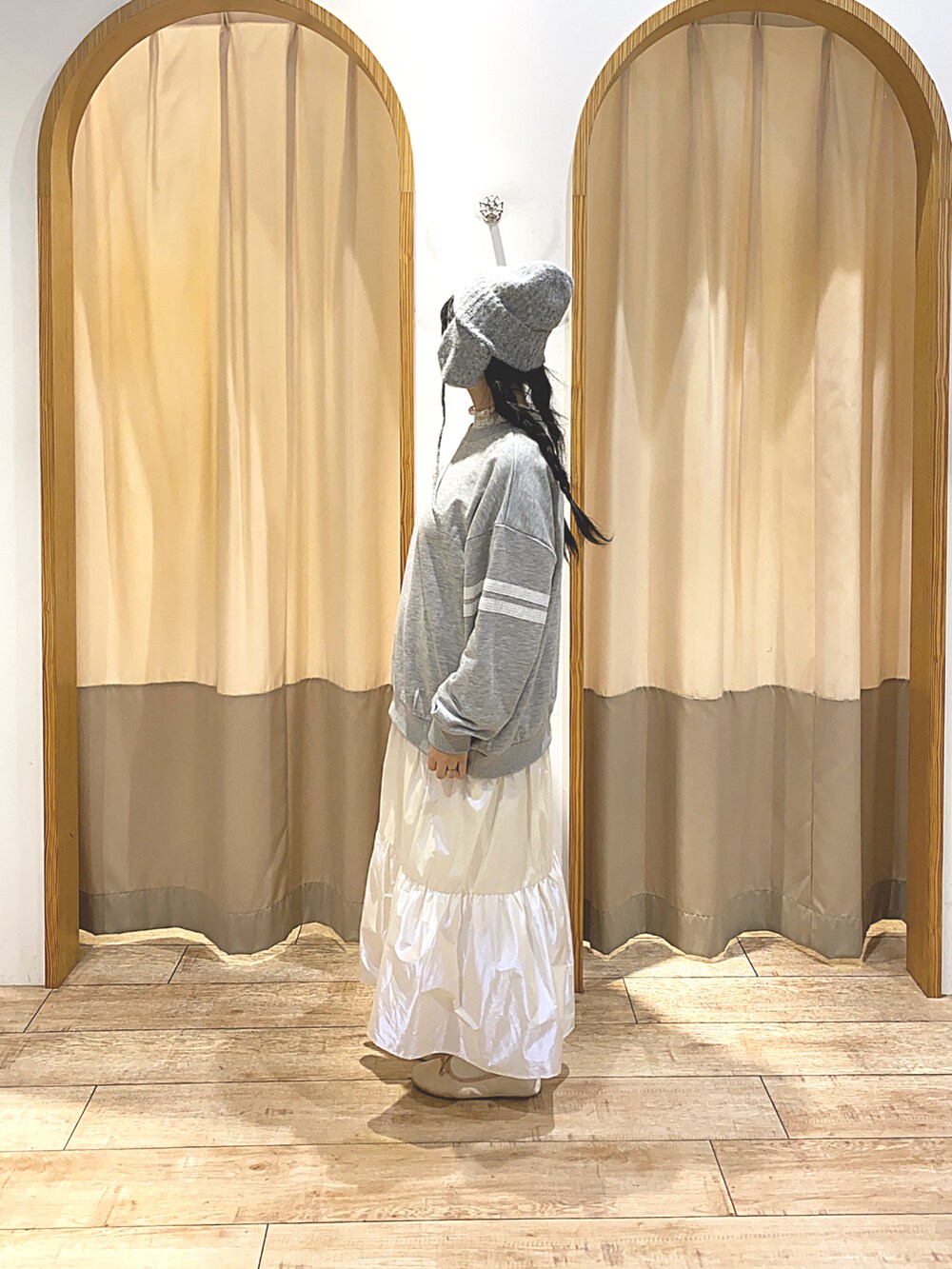 ホワイト系のスカート、グレー系のTシャツ/カットソー、ホワイト系のTシャツ/カットソーを着用したレディースの冬コーディネートの2枚目の写真