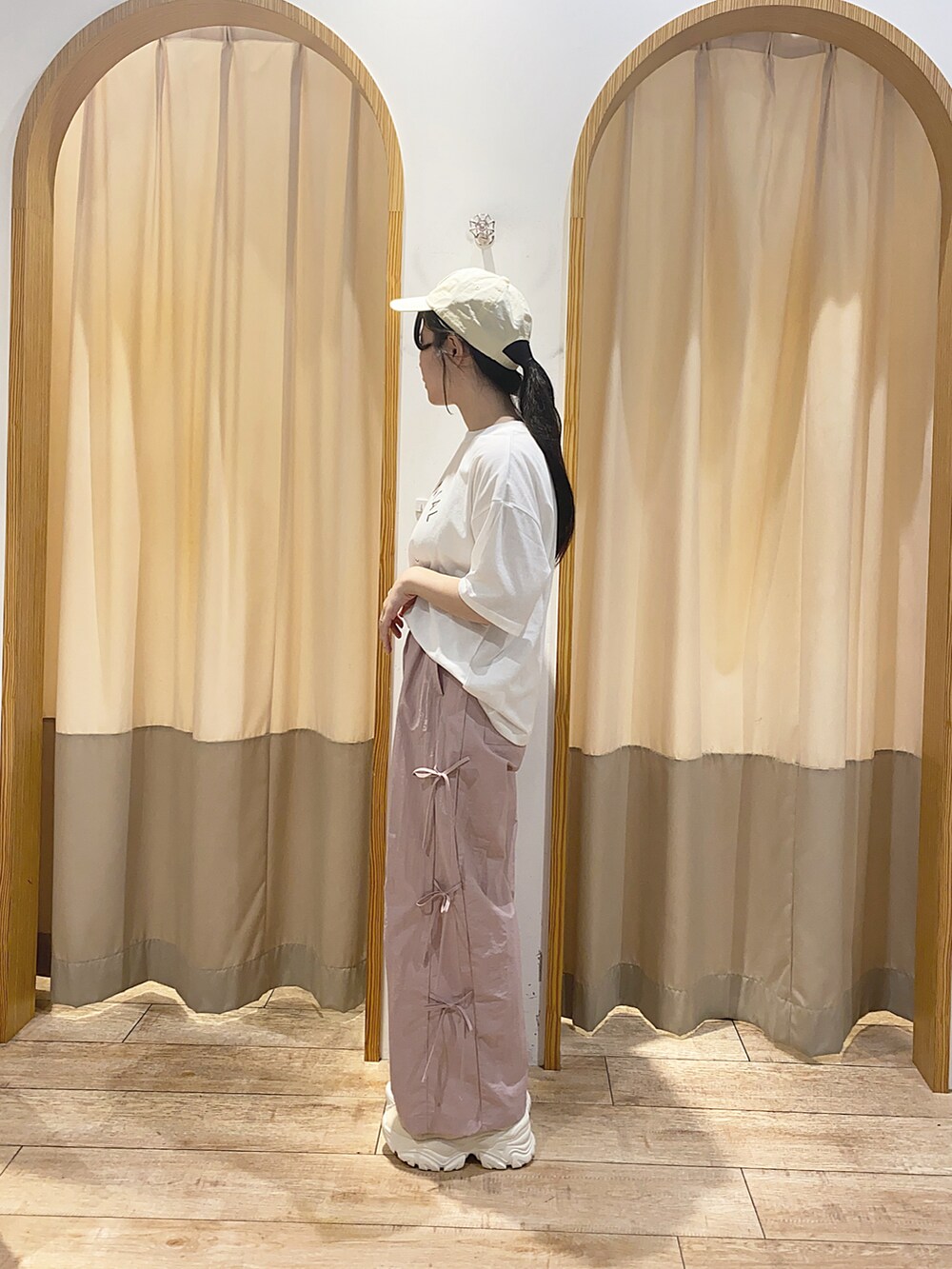 ピンク系のその他パンツ、ホワイト系のTシャツ/カットソー、ホワイト系のスニーカーを着用したレディースの夏コーディネートの2枚目の写真