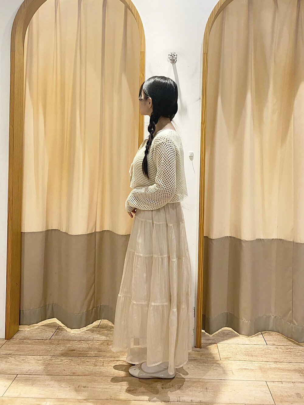 ホワイト系のカーディガン/ボレロ、ホワイト系のスカートを着用したレディースの夏コーディネートの2枚目の写真