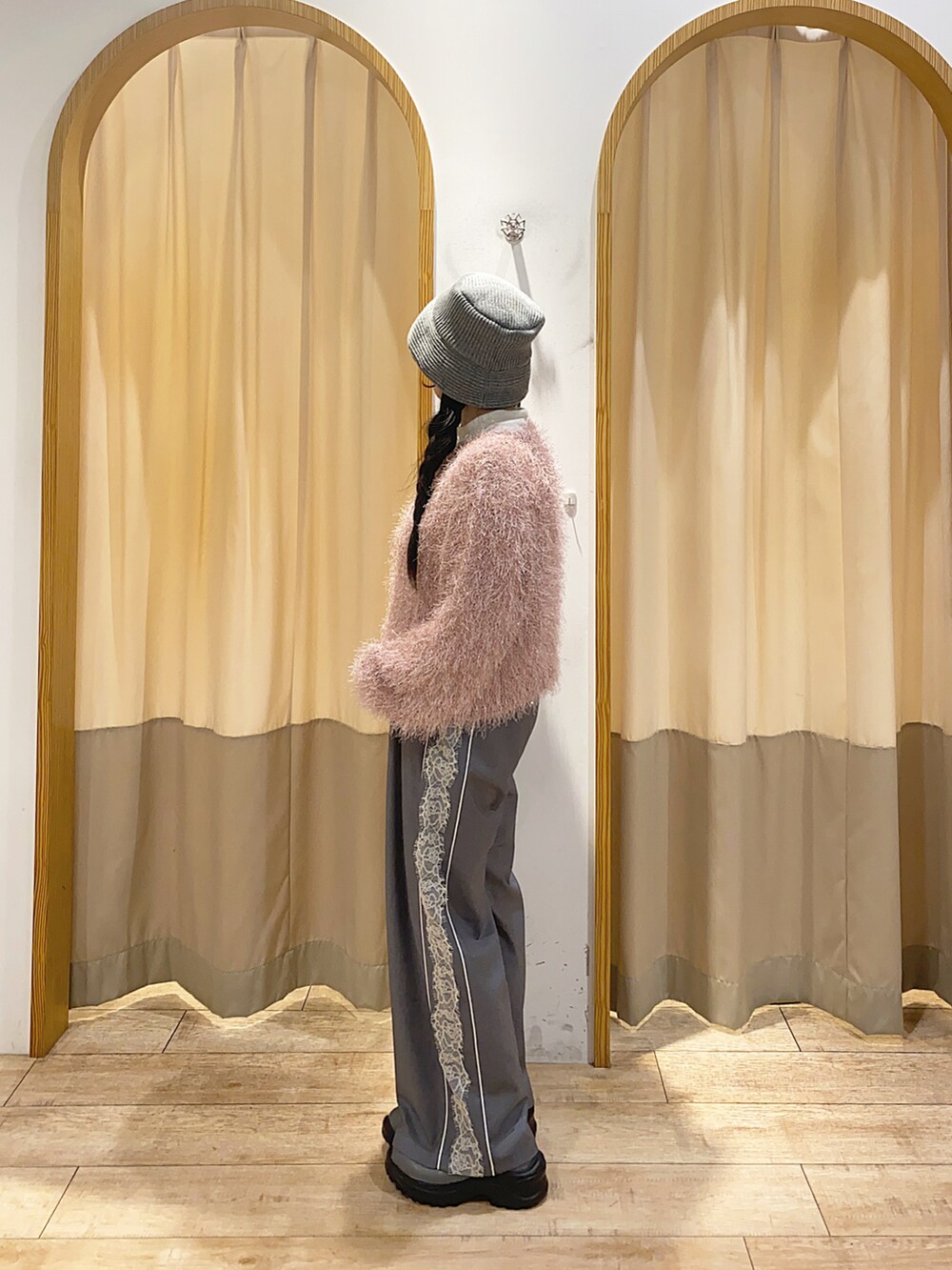 ピンク系のカーディガン/ボレロ、グレー系のスニーカー、グレー系のハットを着用したレディースの秋コーディネートの2枚目の写真