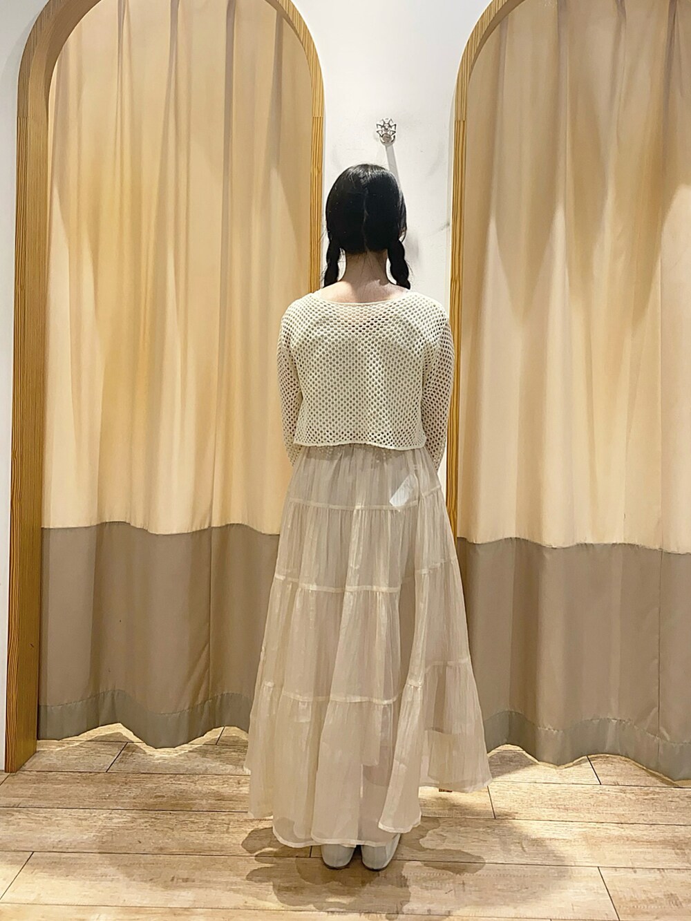 ホワイト系のカーディガン/ボレロ、ホワイト系のスカートを着用したレディースの夏コーディネートの3枚目の写真