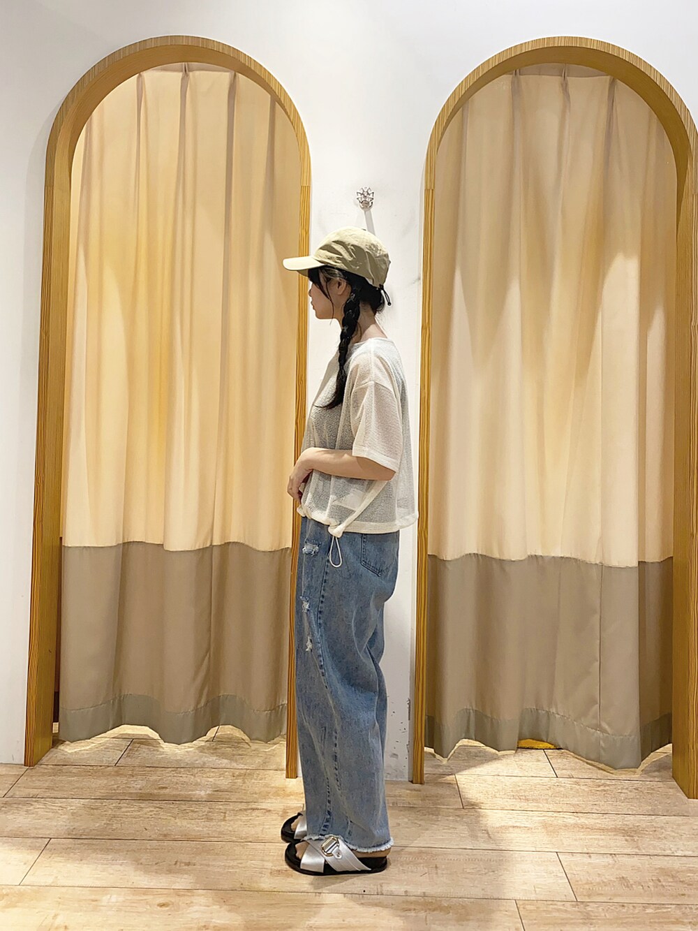 ブルー系のデニムパンツ、ホワイト系のTシャツ/カットソー、シルバー系のドレスシューズを着用したレディースの夏コーディネートの2枚目の写真