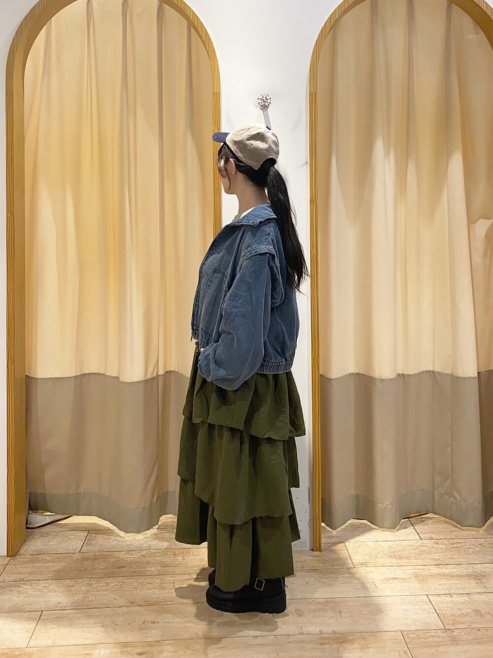 グレー系のTシャツ/カットソー、ブルー系のブルゾン、グリーン系のスカートを着用したレディースの秋コーディネートの2枚目の写真