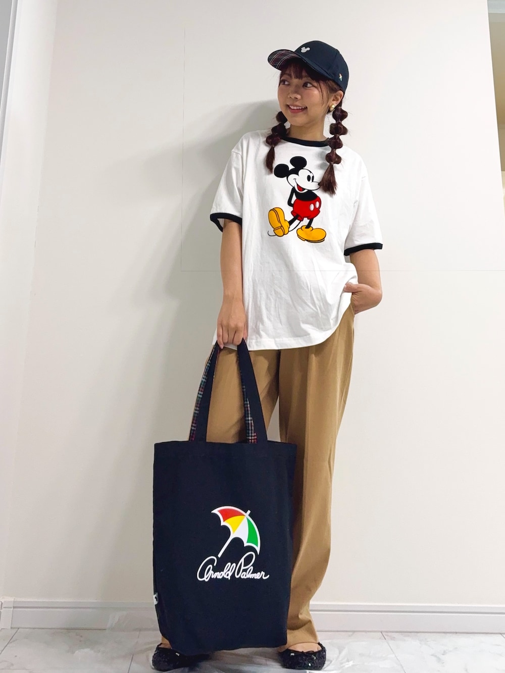 「アーノルドパーマー、Arnold Palmer、ロゴT、ユニセックス、キャップ、白Tシャツ、トートバッグ、低身長、ママコーデ、休日スタイル、大人コーデ、お出かけコーデ、リラックススタイル、大人カジュアルコーデ、夏」｜「DisneyのMickey/Arnold Palmer/シェア フロッキーTシャツ（Tシャツ/カットソー、ホワイト系）」を使った、アーノルドパーマー＠イオンレイクタウン店さん（骨格ストレート・レディース・152cm）の夏コーディネートの2枚目の写真