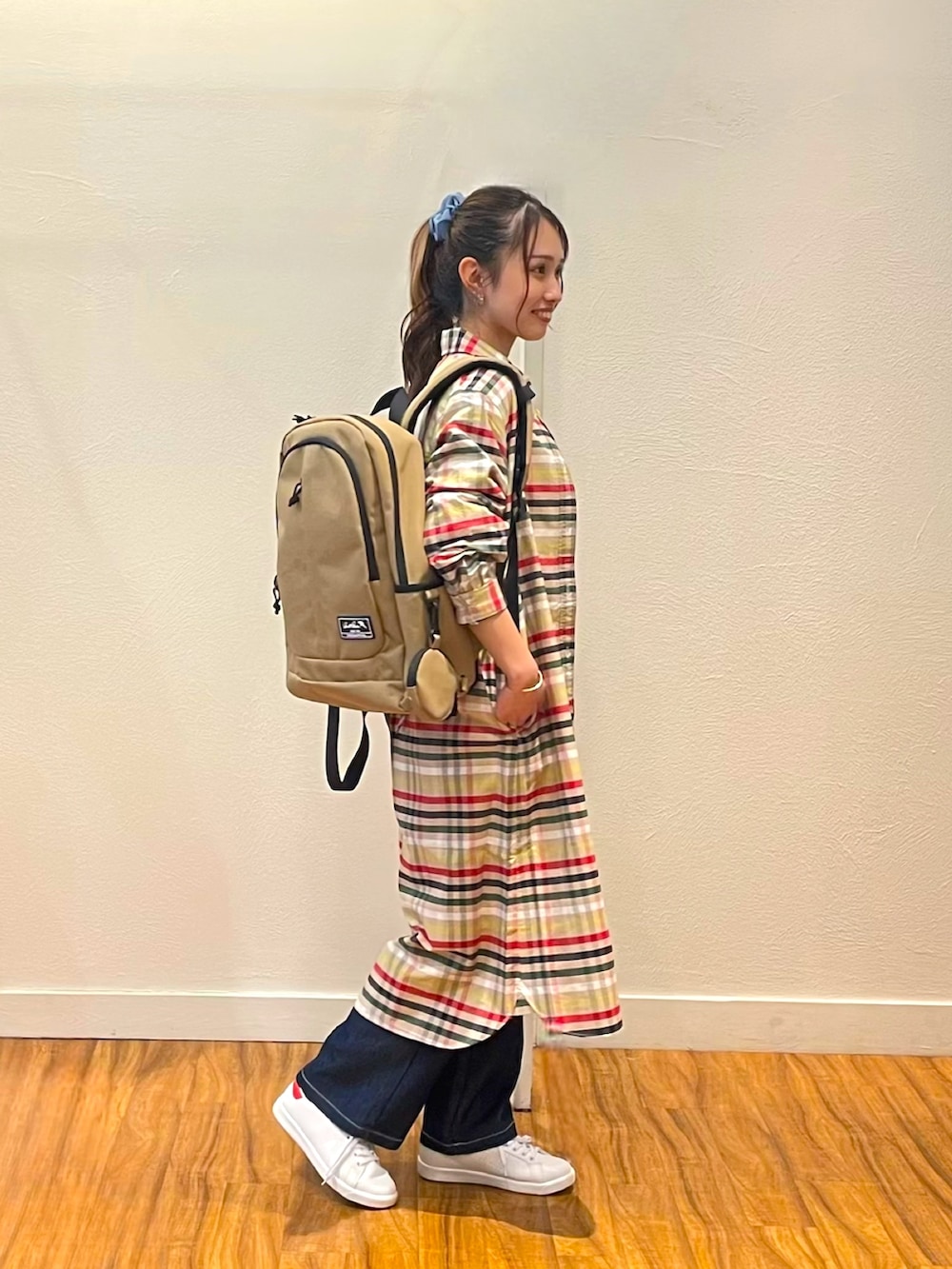 「Arnold Palmer、アーノルドパーマー、チェックシャツワンピース、春コーデ、カジュアルコーデ、スニーカーコーデ、おでかけコーデ」｜「Arnold Palmerのパーマーチェック オックス シャツワンピース（シャツワンピース、ベージュ系）」を使った、アーノルドパーマー＠イオンレイクタウン店さん（レディース・155cm）の春コーディネートの2枚目の写真