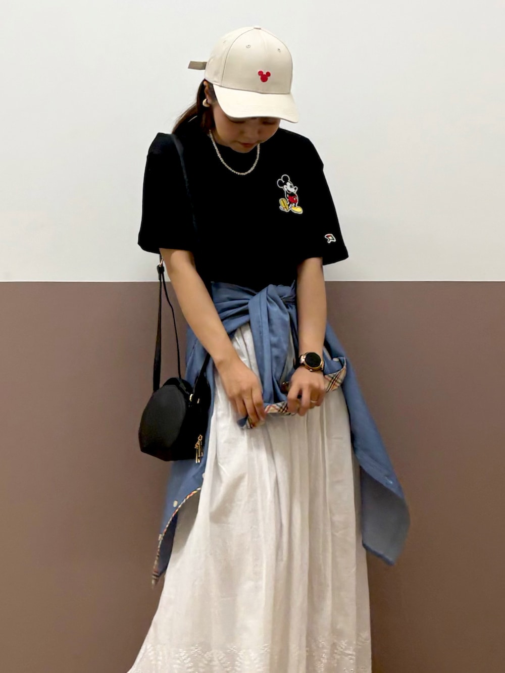 「ロゴT、ブラックコーデ、夏服コーデ、オトナ女子、夏スタイル、おでかけコーデ、大人コーデ、低身長、ミッキー、キャップ、カジュアル、モノトーン、ユニセックス、アーノルドパーマー、Arnold Palmer」｜「DisneyのMickey/Arnold Palmer/シェアキャップ（キャップ、ベージュ系）」を使った、アーノルドパーマー＠イオンレイクタウン店さん（骨格ストレート・レディース・152cm）の夏コーディネートの2枚目の写真