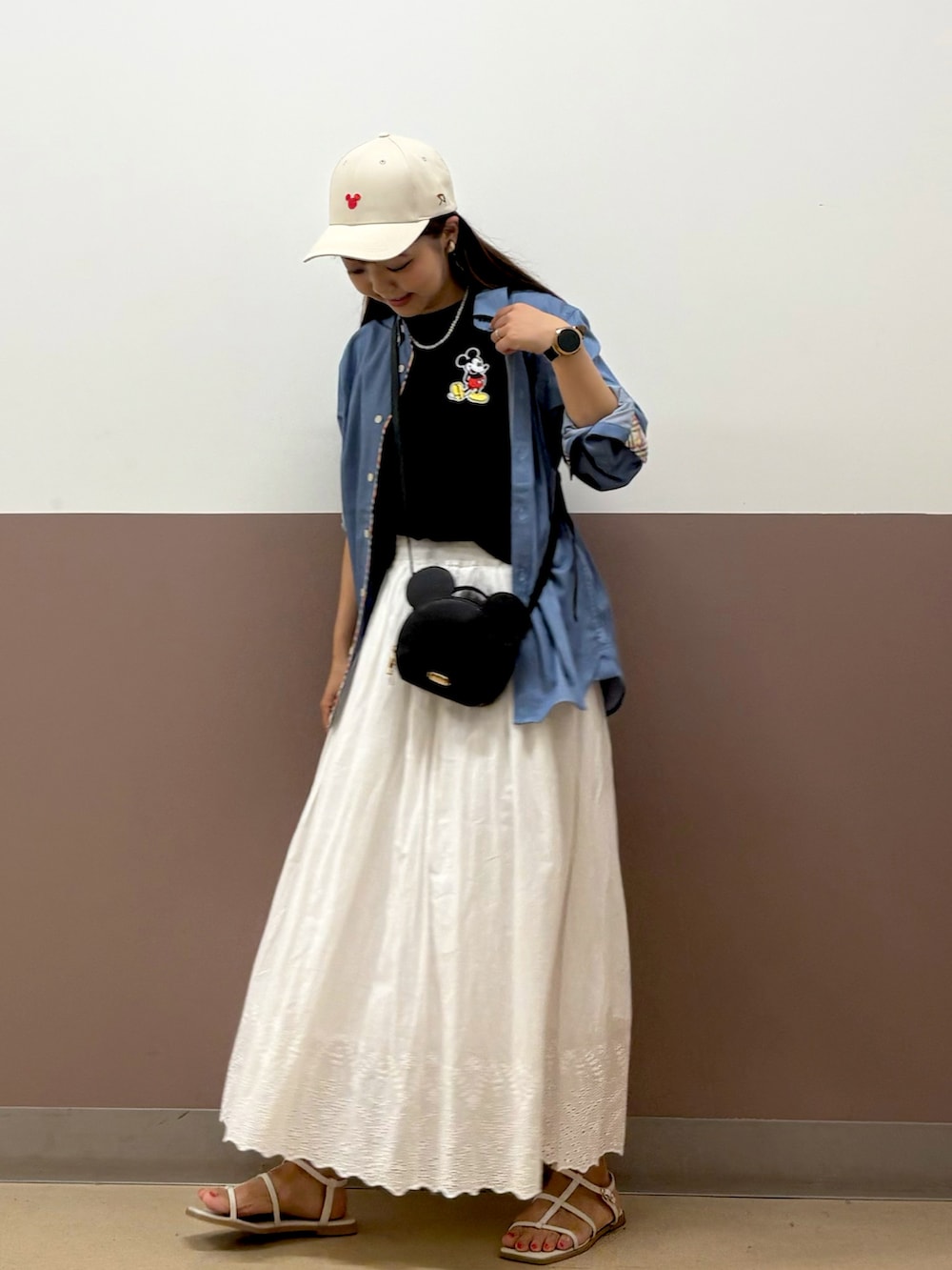 「ロゴT、ブラックコーデ、夏服コーデ、オトナ女子、夏スタイル、おでかけコーデ、大人コーデ、低身長、ミッキー、キャップ、カジュアル、モノトーン、ユニセックス、アーノルドパーマー、Arnold Palmer」｜「DisneyのMickey/Arnold Palmer/シェアキャップ（キャップ、ベージュ系）」を使った、アーノルドパーマー＠イオンレイクタウン店さん（骨格ストレート・レディース・152cm）の夏コーディネートの3枚目の写真
