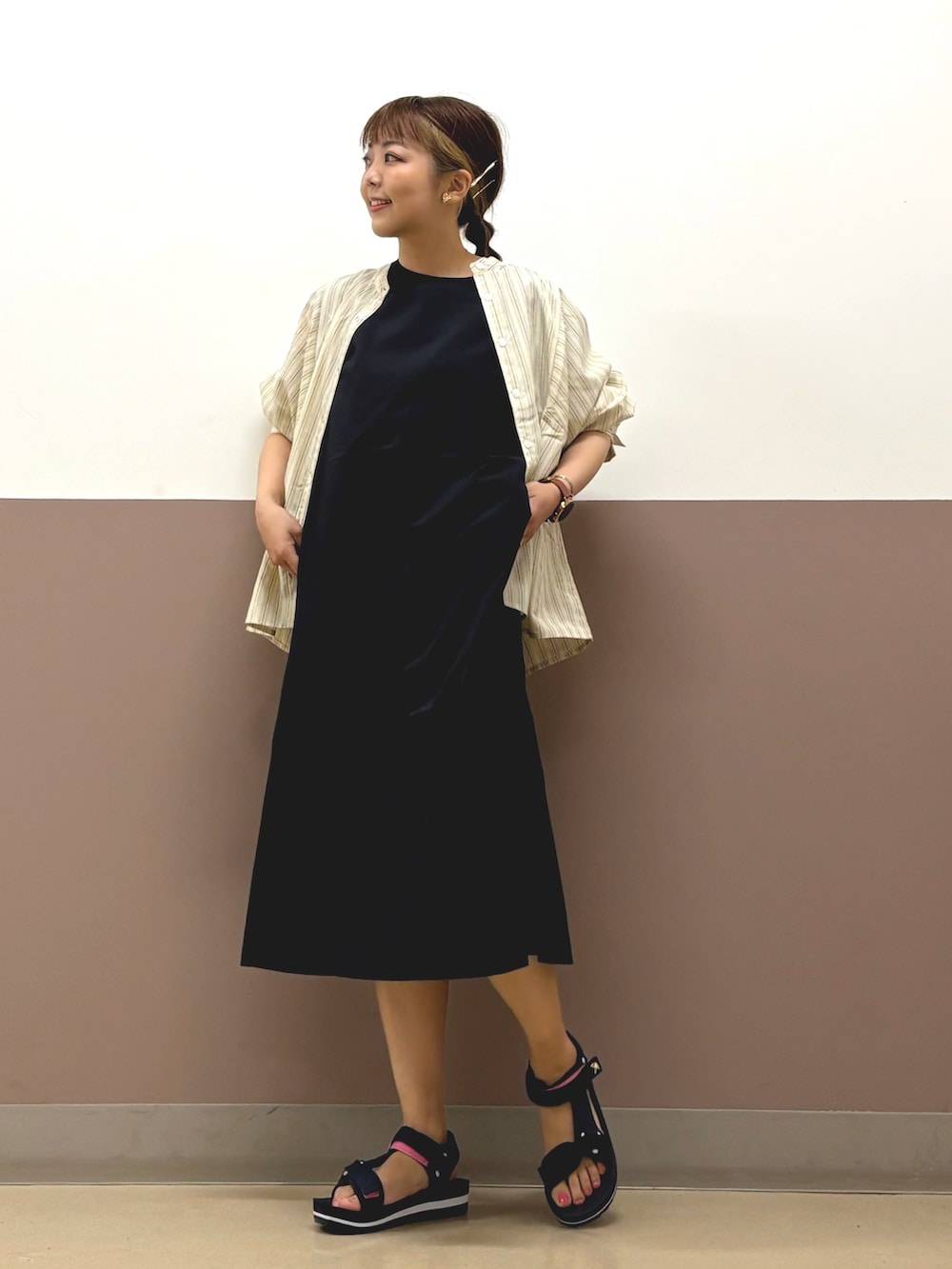 「柄シャツ、ストライプシャツ、サンダル、着回しコーデ、低身長女子、低身長コーデ、ワンピース、オトナカワイイ、アーノルドパーマー、Arnold Palmer、トートバッグ、スポーツサンダル、ネイビー、ママコーデ、ラクチンコーデ」｜「Arnold Palmerのスポーツサンダル（サンダル、ブルー系）」を使った、アーノルドパーマー＠イオンレイクタウン店さん（骨格ストレート・レディース・152cm）の夏コーディネートの2枚目の写真