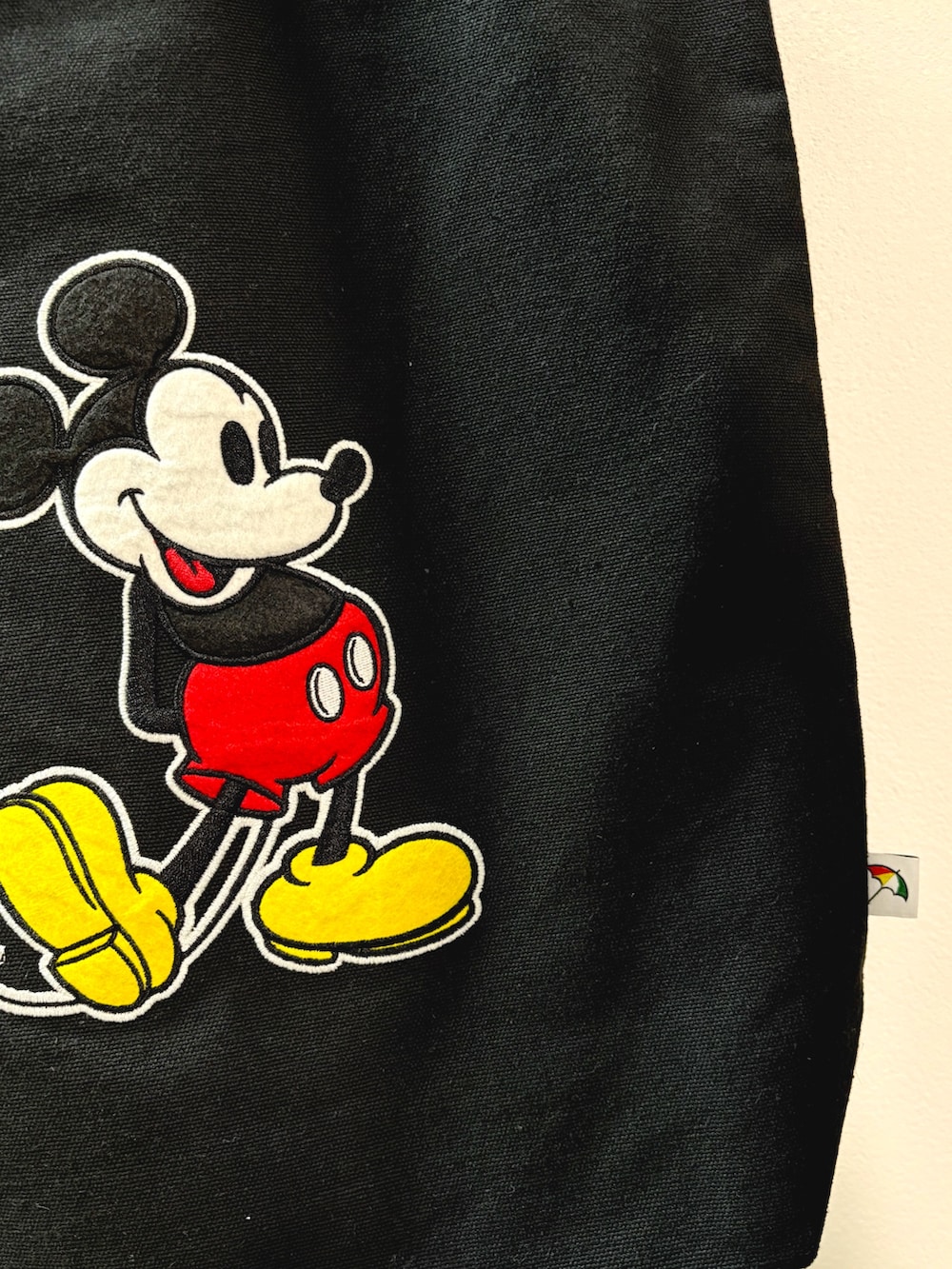 「アーノルドパーマー、Arnold Palmer、ロゴT、ユニセックス、キャップ、白Tシャツ、トートバッグ、低身長、ママコーデ、休日スタイル、大人コーデ、お出かけコーデ、リラックススタイル、大人カジュアルコーデ、夏」｜「DisneyのMickey/Arnold Palmer/シェア フロッキーTシャツ（Tシャツ/カットソー、ホワイト系）」を使った、アーノルドパーマー＠イオンレイクタウン店さん（骨格ストレート・レディース・152cm）の夏コーディネートの4枚目の写真