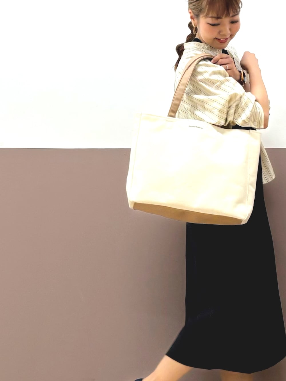 「柄シャツ、ストライプシャツ、サンダル、着回しコーデ、低身長女子、低身長コーデ、ワンピース、オトナカワイイ、アーノルドパーマー、Arnold Palmer、トートバッグ、スポーツサンダル、ネイビー、ママコーデ、ラクチンコーデ」｜「Arnold Palmerのスポーツサンダル（サンダル、ブルー系）」を使った、アーノルドパーマー＠イオンレイクタウン店さん（骨格ストレート・レディース・152cm）の夏コーディネートの3枚目の写真
