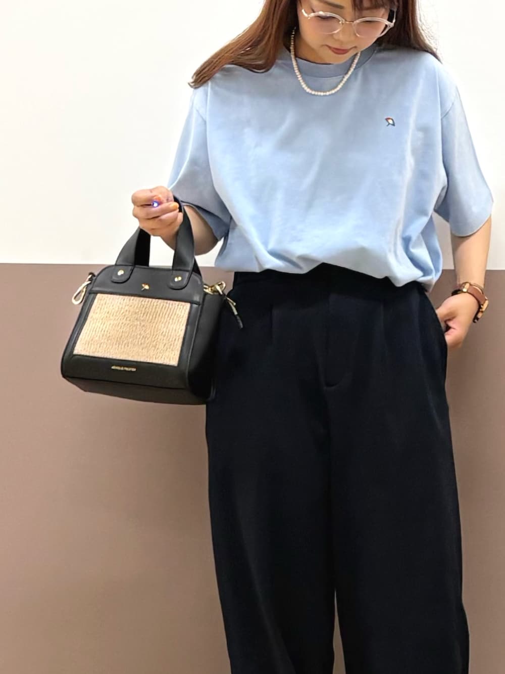 「アーノルドパーマー、Arnold Palmer、カットソー、ワイドパンツ、スニーカー、ママコーデ、低身長、水色、モノトーン、オトナカワイイ、楽チンコーデ、大人女子、夏だ！Tシャツ着よう！、メガネ女子、リラックススタイル」｜「Arnold PalmerのAPクラシック シェア ピグメント Tシャツ（Tシャツ/カットソー、ブルー系）」を使った、アーノルドパーマー＠イオンレイクタウン店さん（骨格ストレート・レディース・152cm）の夏コーディネートの2枚目の写真