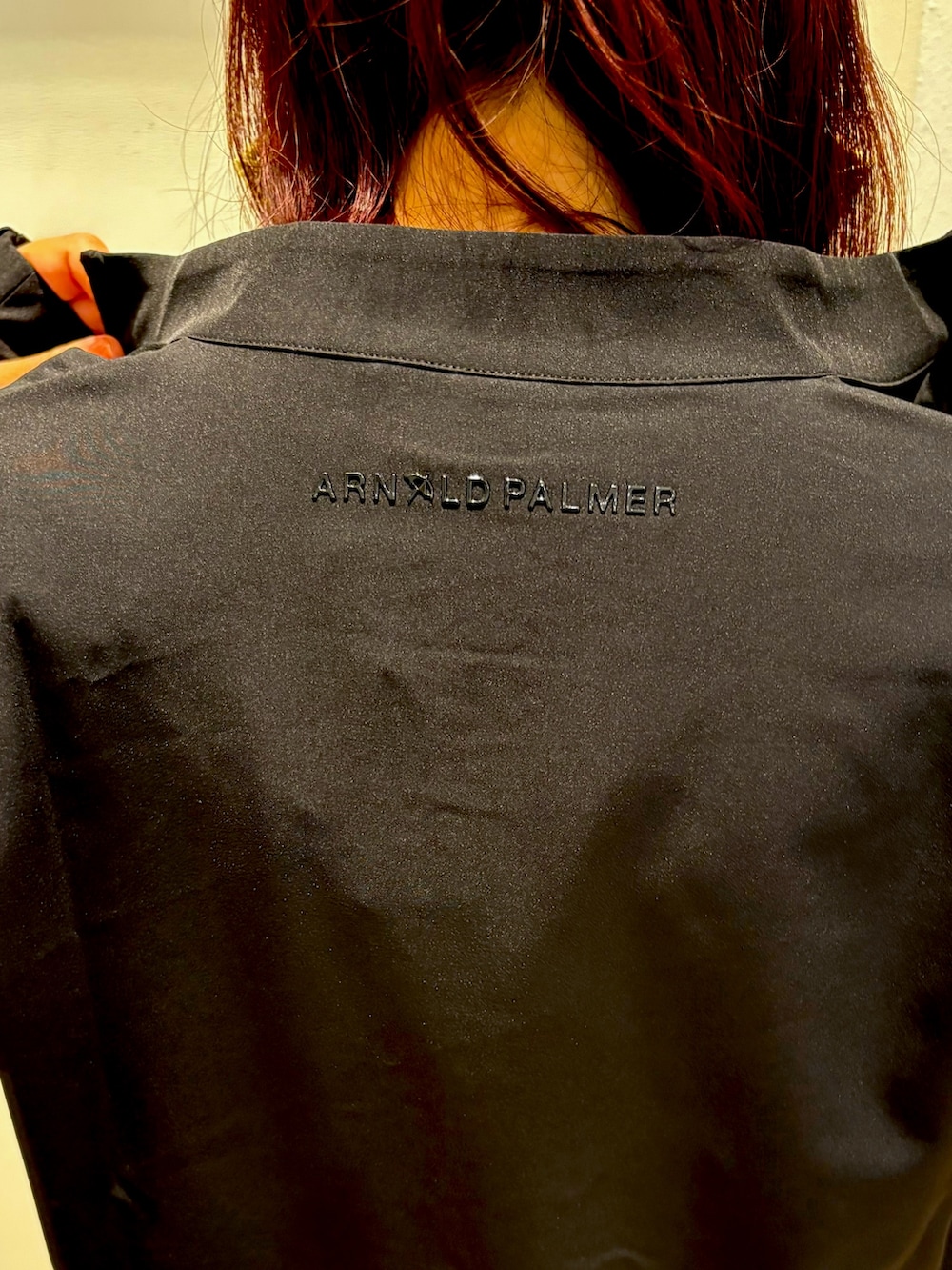 グリーン系のブルゾン、ベージュ系のTシャツ/カットソー、グリーン系のスカートを着用したレディースの春コーディネートの5枚目の写真