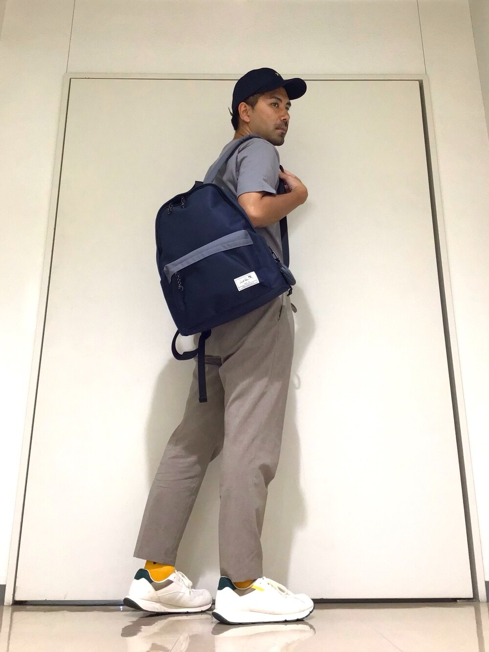 「夏コーデ、Arnold Palmer、アーノルドパーマー、Tシャツ、リュック、USAコットンTシャツ、リンクコーデ」｜「Arnold PalmerのUSAコットン 天竺 シェア アンブレラ ロゴ Tシャツ（Tシャツ/カットソー、ベージュ系）」を使った、アーノルドパーマー@イオンモールむさし村山店さん（メンズ・175cm）の夏コーディネートの2枚目の写真