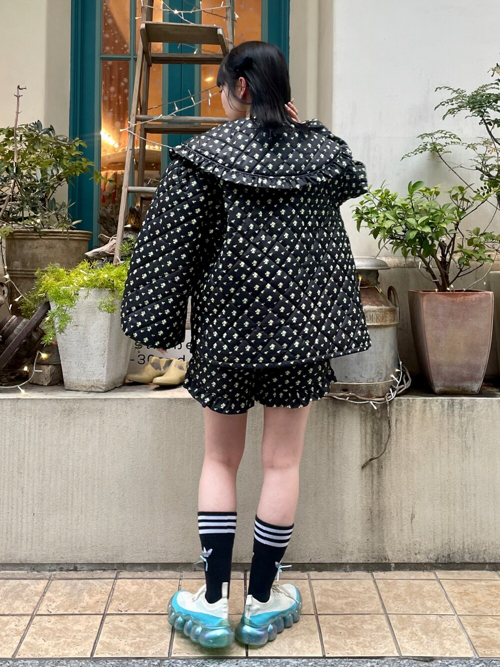 「Candy Stripper、adidas、キルティングジャケット、ショートパンツ、フラワープリント、セットアップ、ロンT、ガーリー、冬アウター、休日スタイル」｜「Candy StripperのTINY ROSE QUILTING ジャケット（ダウンジャケット/コート、ブラック系）」を使った、CandyStripper_hotoriさん（レディース・160cm）の冬コーディネートの4枚目の写真