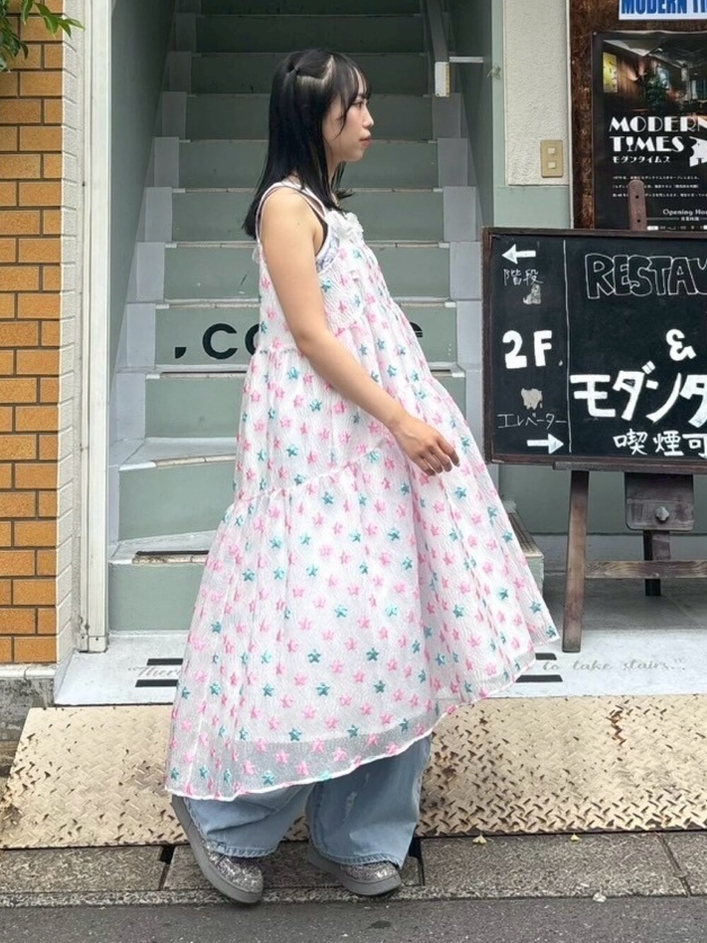 「Candy Stripper、スニーカー、キャミソール、レース、キャミワンピ、オーガンジー、Aライン、デニムパンツ、オーバーサイズ、レイヤードスタイル、カジュアル、ガーリー」｜「Candy StripperのCURVE DAMAGE DENIM パンツ（デニムパンツ、ブルー系）」を使った、CandyStripper_hotoriさん（レディース・160cm）の夏コーディネートの4枚目の写真
