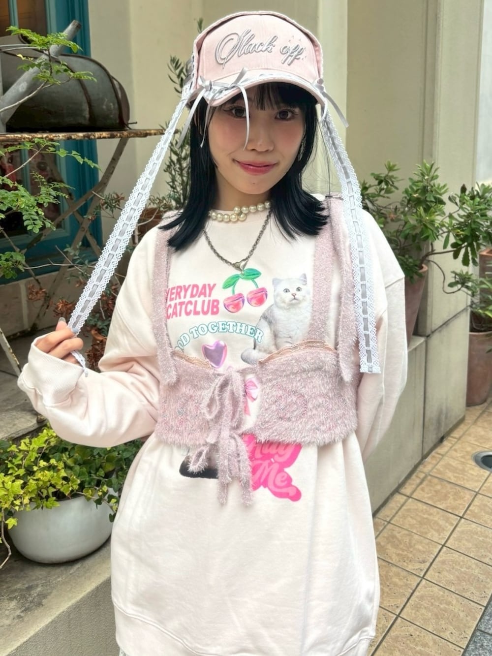 ホワイト系のスカート、ピンク系のその他トップス、ピンク系のスウェットを着用したレディースの秋コーディネートの4枚目の写真