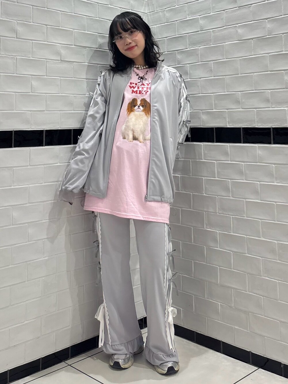 「Candy Stripper、スニーカー、ロンT、トラックジャケット、リボン、トラックパンツ、フレアシルエット、セットアップ、グレー、カジュアル、お出かけコーデ」｜「Candy StripperのRIBBON RIBBON JERSEY ブルゾン（ブルゾン、グレー系）」を使った、CandyStripper_hotoriさん（レディース・160cm）の冬コーディネートの2枚目の写真