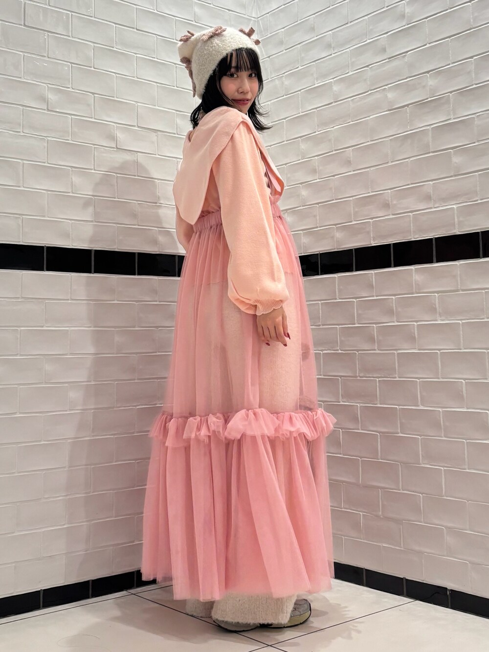 「Candy Stripper、NIKE、ニット、ハート、スカート、チュール、ハーネス、ニットパンツ、リボン、ビーニー、ピンク、ガーリー、冬コーデ」｜「Candy Stripperの&#9825; COLLAR ニット（ニット/セーター、ピンク系）」を使った、CandyStripper_hotoriさん（レディース・160cm）の冬コーディネートの4枚目の写真