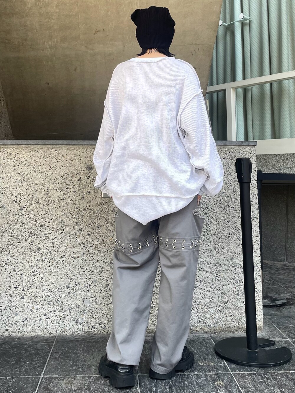 「Candy Stripper、ローファー、ワッフル、トップス、リメイク風、オーバーシルエット、パンツ、リング、ビーニー、ストリート、韓国ファッション」｜「Candy StripperのSAFETY PIN WAFFLE トップス（Tシャツ/カットソー、グレー系）」を使った、CandyStripper_hotoriさん（レディース・160cm）の秋コーディネートの4枚目の写真