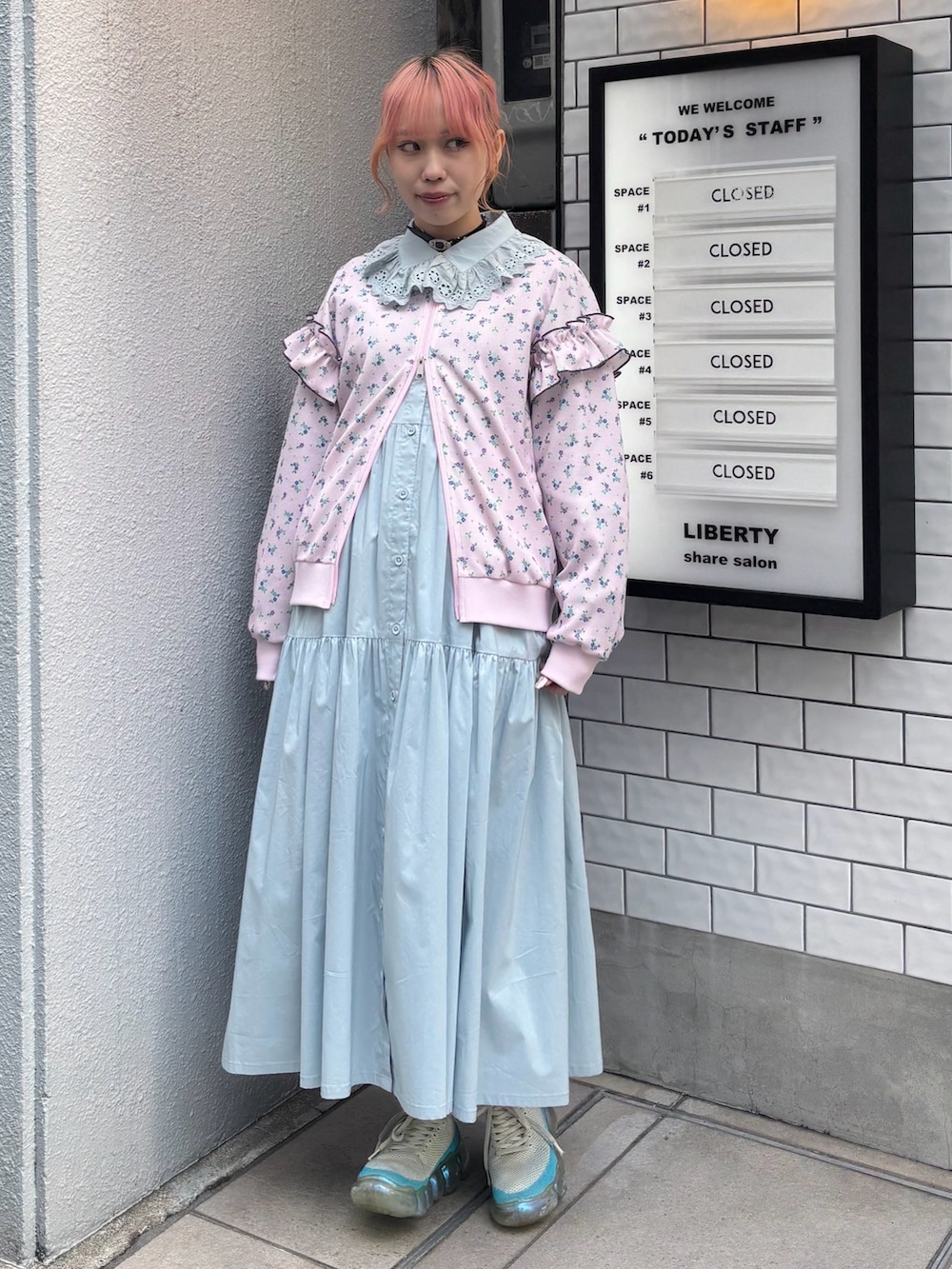 「Candy Stripper、スニーカー、ブルゾン、花柄、ワッフル、ワンピース、カジュアル、ガーリー、春アウター、フリル」｜「Candy StripperのDRESSED UP FLOWER ブルゾン（ブルゾン、ピンク系）」を使った、CandyStripper_hotoriさん（レディース・160cm）の春コーディネートの2枚目の写真