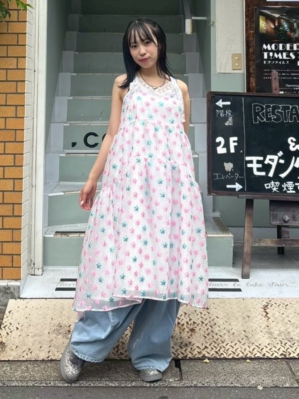 「Candy Stripper、スニーカー、キャミソール、レース、キャミワンピ、オーガンジー、Aライン、デニムパンツ、オーバーサイズ、レイヤードスタイル、カジュアル、ガーリー」｜「Candy StripperのCURVE DAMAGE DENIM パンツ（デニムパンツ、ブルー系）」を使った、CandyStripper_hotoriさん（レディース・160cm）の夏コーディネートの2枚目の写真