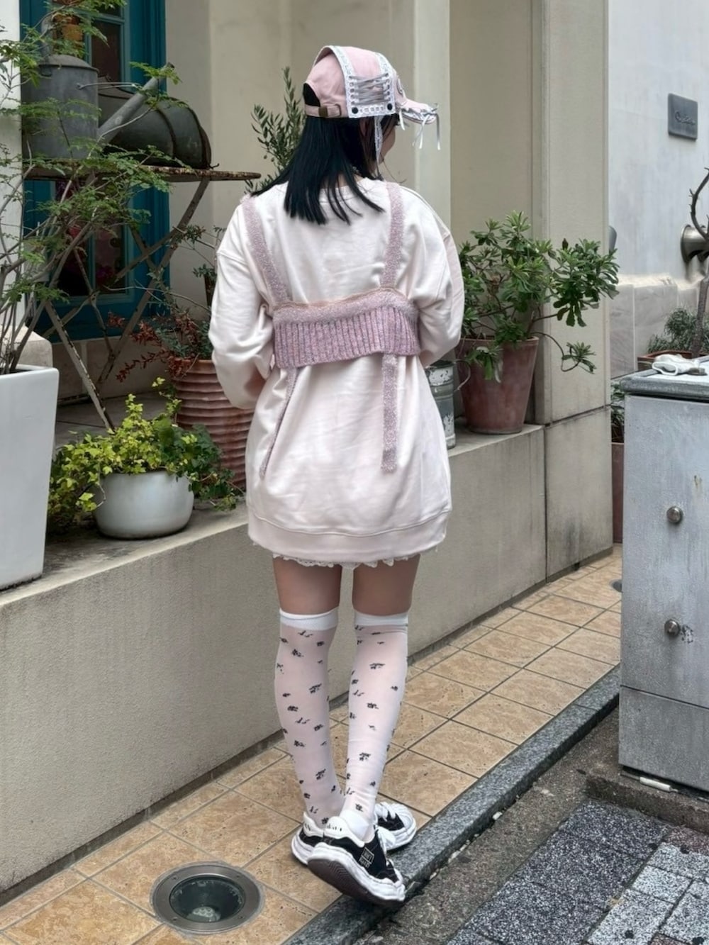 ホワイト系のスカート、ピンク系のその他トップス、ピンク系のスウェットを着用したレディースの秋コーディネートの3枚目の写真