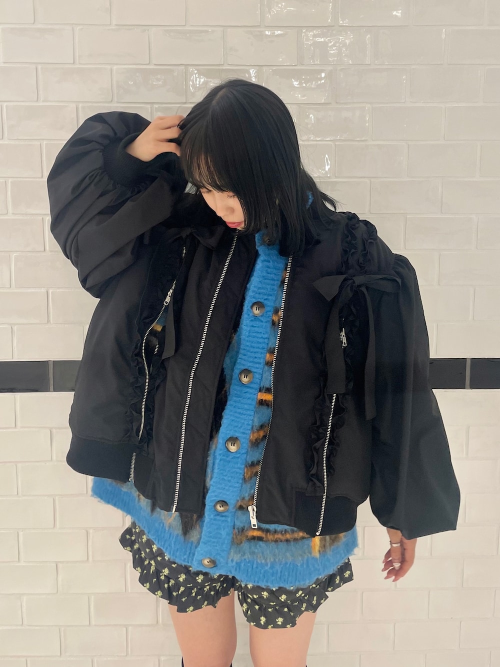 「Candy Stripper、ローファー、ハイソックス、MA-1、フリル、リボン、キルティング、ショートパンツ、カーディガン、ストリート」｜「Candy StripperのPRECOCIOUS RIBBON MA-1（MA-1、ブラック系）」を使った、CandyStripper_hotoriさん（レディース・160cm）の冬コーディネートの4枚目の写真