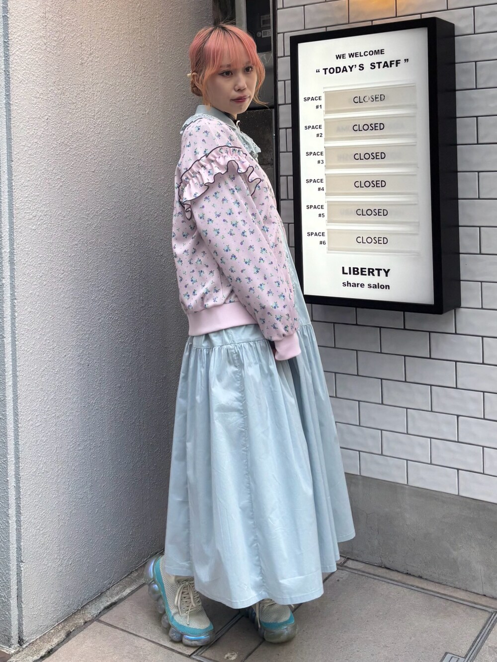 「Candy Stripper、スニーカー、ブルゾン、花柄、ワッフル、ワンピース、カジュアル、ガーリー、春アウター、フリル」｜「Candy StripperのDRESSED UP FLOWER ブルゾン（ブルゾン、ピンク系）」を使った、CandyStripper_hotoriさん（レディース・160cm）の春コーディネートの4枚目の写真