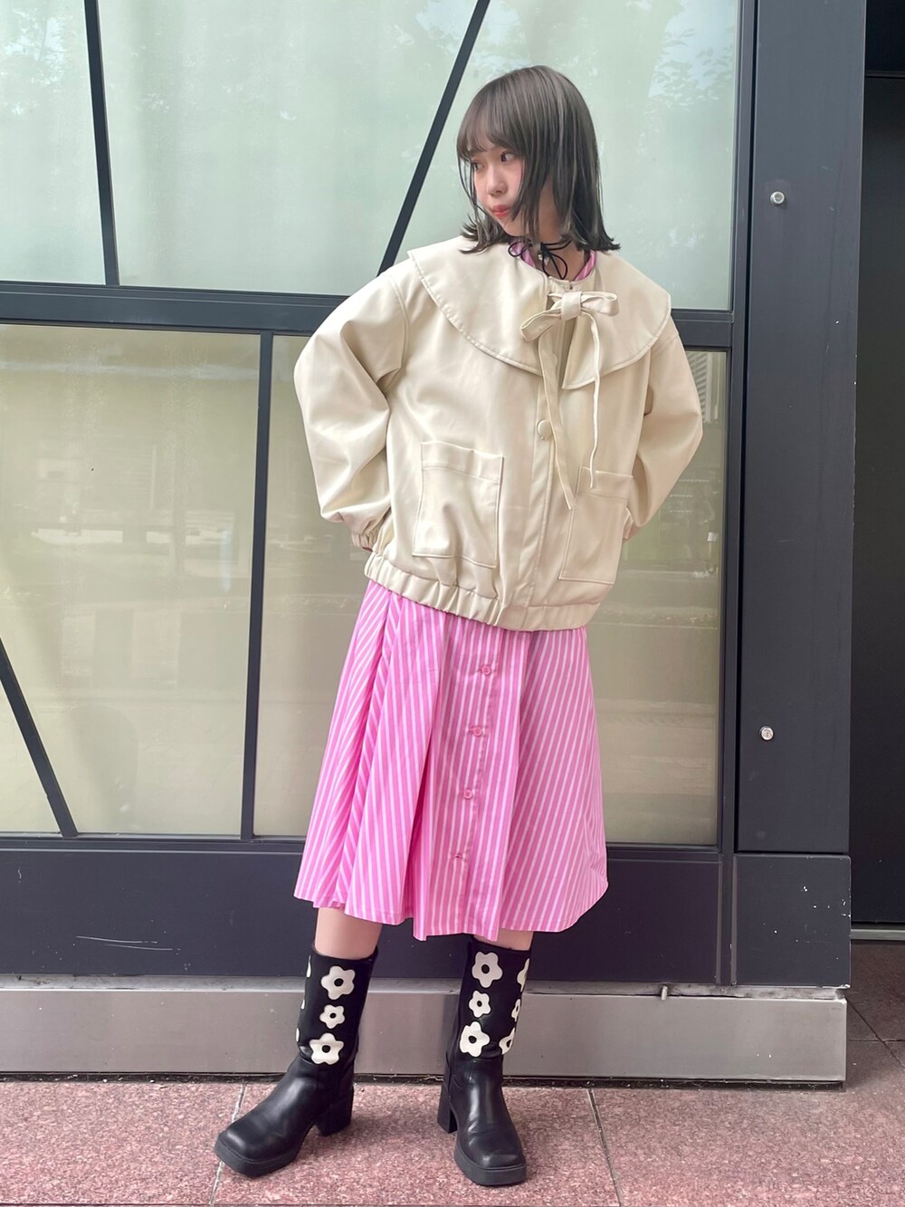 「Candy Stripper、ジャケット、フェイクレザー、ワンピース、パフスリーブ、Aライン、ストライプ、ブーツ、レイヤードスタイル、ガーリー」｜「Candy StripperのMAKE MY DAY ジャケット（ライダースジャケット、ホワイト系）」を使った、CandyStripper_hotoriさん（レディース・160cm）の秋コーディネートの2枚目の写真