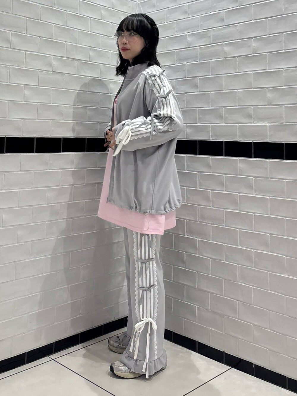 「Candy Stripper、スニーカー、ロンT、トラックジャケット、リボン、トラックパンツ、フレアシルエット、セットアップ、グレー、カジュアル、お出かけコーデ」｜「Candy StripperのRIBBON RIBBON JERSEY ブルゾン（ブルゾン、グレー系）」を使った、CandyStripper_hotoriさん（レディース・160cm）の冬コーディネートの3枚目の写真
