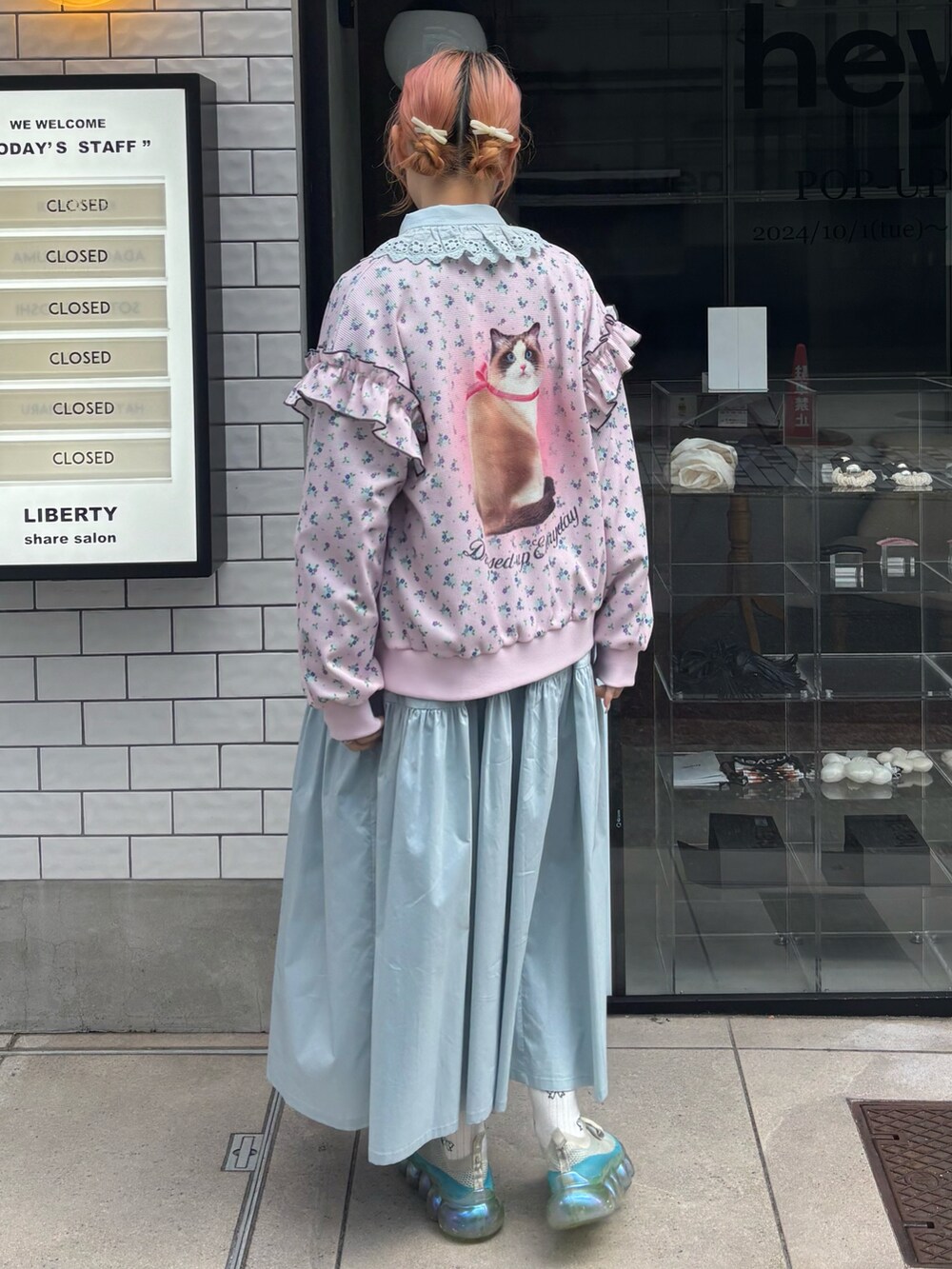 「Candy Stripper、スニーカー、ブルゾン、花柄、ワッフル、ワンピース、カジュアル、ガーリー、春アウター、フリル」｜「Candy StripperのDRESSED UP FLOWER ブルゾン（ブルゾン、ピンク系）」を使った、CandyStripper_hotoriさん（レディース・160cm）の春コーディネートの5枚目の写真