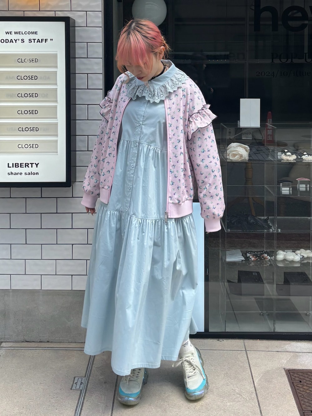 「Candy Stripper、スニーカー、ブルゾン、花柄、ワッフル、ワンピース、カジュアル、ガーリー、春アウター、フリル」｜「Candy StripperのDRESSED UP FLOWER ブルゾン（ブルゾン、ピンク系）」を使った、CandyStripper_hotoriさん（レディース・160cm）の春コーディネートの3枚目の写真