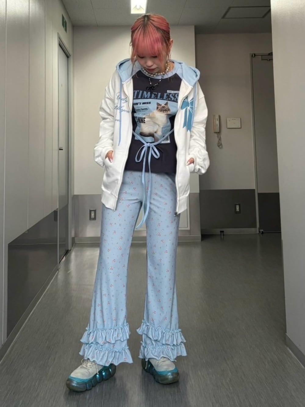 「Candy Stripper、grounds、フーディー、リボン、ゆったりシルエット、ラグラン、フレアパンツ、花柄、ガーリー、カジュアル」｜「Candy StripperのCANDYS CLUB フーディ（パーカー、ホワイト系）」を使った、CandyStripper_hotoriさん（レディース・160cm）の冬コーディネートの2枚目の写真