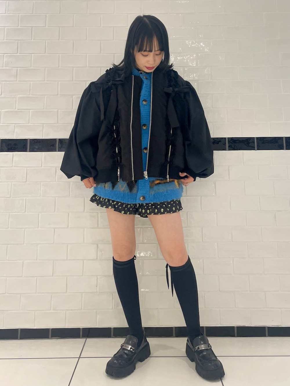 「Candy Stripper、ローファー、ハイソックス、MA-1、フリル、リボン、キルティング、ショートパンツ、カーディガン、ストリート」｜「Candy StripperのPRECOCIOUS RIBBON MA-1（MA-1、ブラック系）」を使った、CandyStripper_hotoriさん（レディース・160cm）の冬コーディネートの2枚目の写真